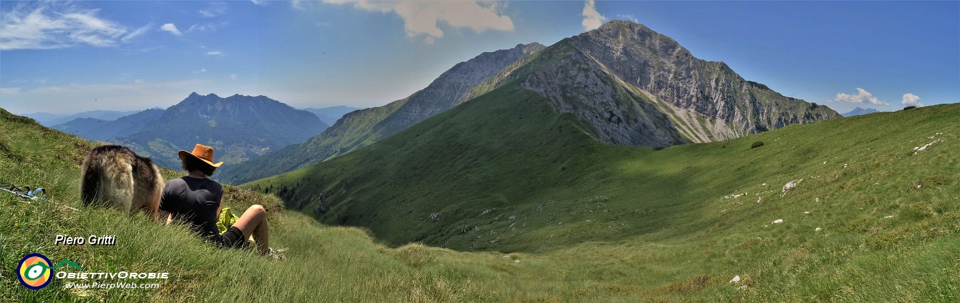 46 Sosta con vista panoramica verso Alben a sx e Passo del Vindiolo-Pizzo di Roncobello a dx.jpg